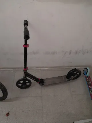 Patinete infantil negro y rojo