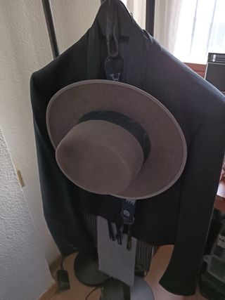 Traje corto de caballero negro y marrón