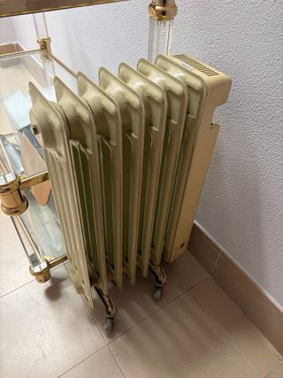 Radiador eléctrico beige con ruedas