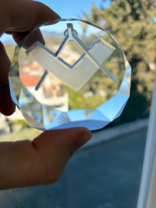 Pisapapeles de cristal con símbolo Masón