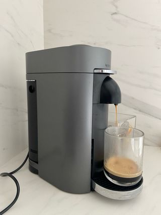 Cafetera Nespresso Vertuo Gris Plata