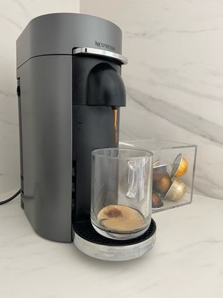 Cafetera Nespresso Vertuo Gris Plata