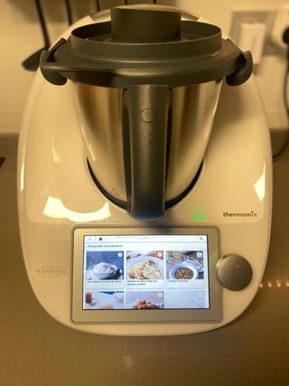 Thermomix TM6 con accesorios y pelador/rallador