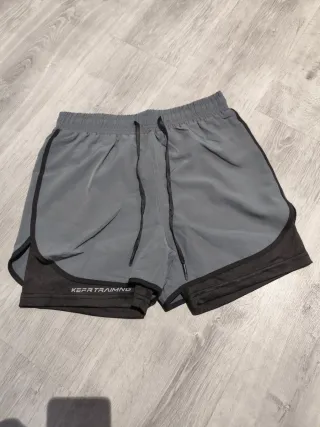 Pantalón corto deportivo gris