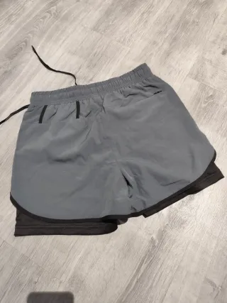 Pantalón corto deportivo gris