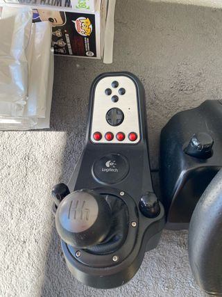 Volante Logitech G27 con pedales y palanca