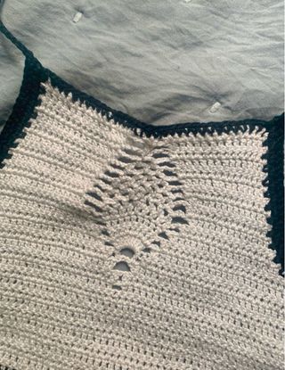 Crop top hecho a mano blanco y negro