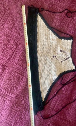 Crop top hecho a mano blanco y negro