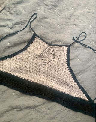 Crop top hecho a mano blanco y negro