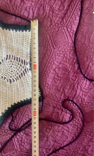 Crop top hecho a mano blanco y negro