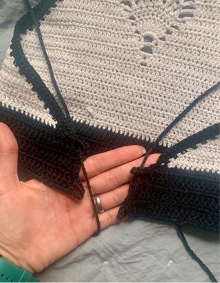 Crop top hecho a mano blanco y negro