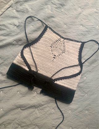 Crop top hecho a mano blanco y negro