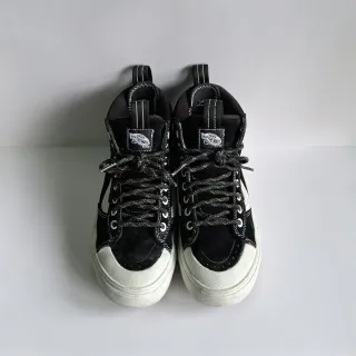 Zapatillas altas "Vans".