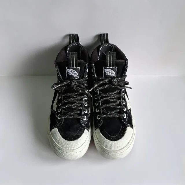 Zapatillas altas "Vans".