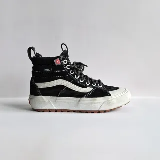 Zapatillas altas "Vans".