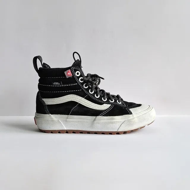 Zapatillas altas "Vans".