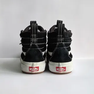 Zapatillas altas "Vans".