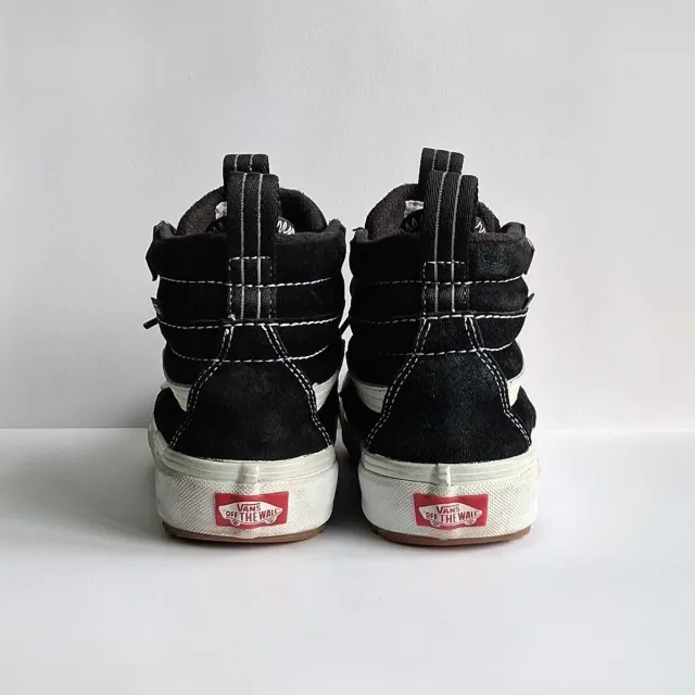 Zapatillas altas "Vans".