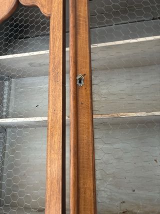 Armario de nogal con puertas de cristal