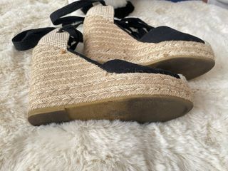 Alpargatas de cuña negras y beige