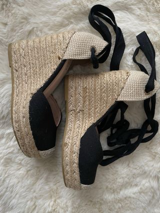 Alpargatas de cuña negras y beige