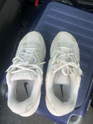 Zapatillas Nike Blancas y Plateadas