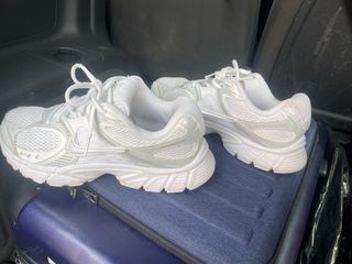 Zapatillas Nike Blancas y Plateadas