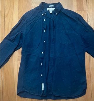 Camisa azul con puntos