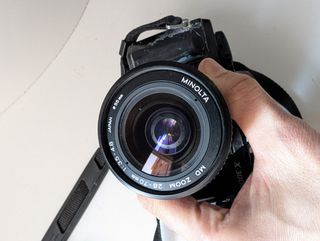 Minolta X-300s con objetivo 28-70mm Macro