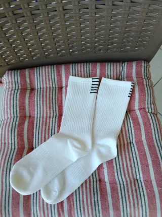 Calcetines blancos con rayas negras