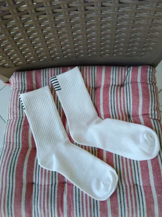 Calcetines blancos con rayas negras