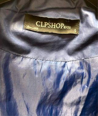 Chaqueta acolchada azul con cremallera