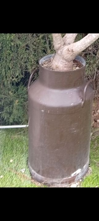 Cantarera de metal marrón