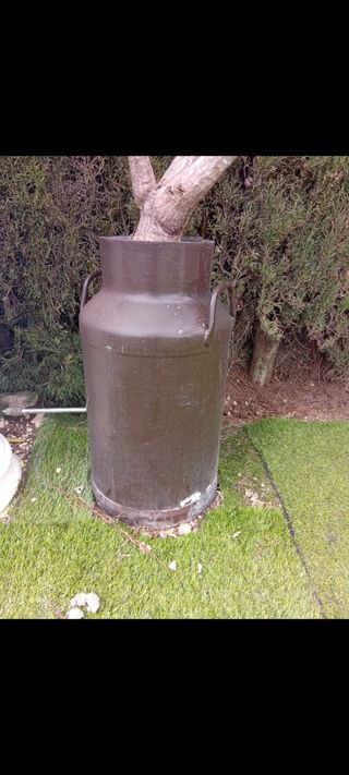 Cantarera de metal marrón