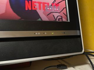 TV Negra y Plateada es una tv plasma con mando