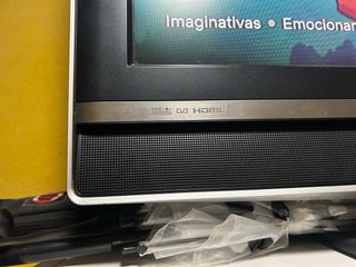 TV Negra y Plateada es una tv plasma con mando