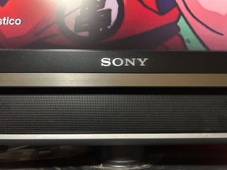 TV Negra y Plateada es una tv plasma con mando