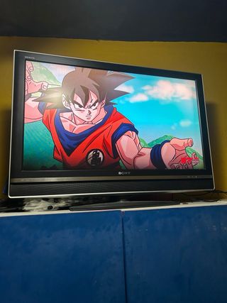 TV Negra y Plateada es una tv plasma con mando