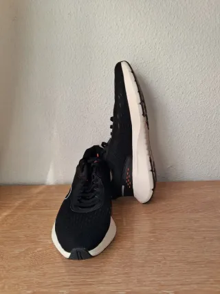 Zapatillas Running Negras y Naranjas