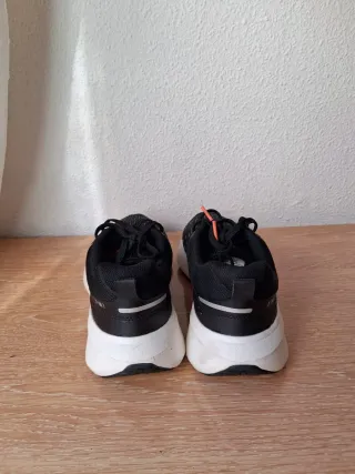 Zapatillas Running Negras y Naranjas