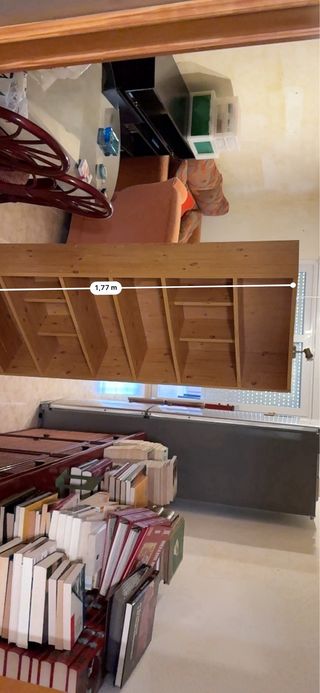 Estantería de madera recoger en la manga