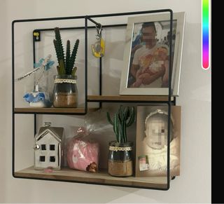 Estantería de pared metálica y madera