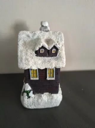 Casette in resina decorata con tetto innevato