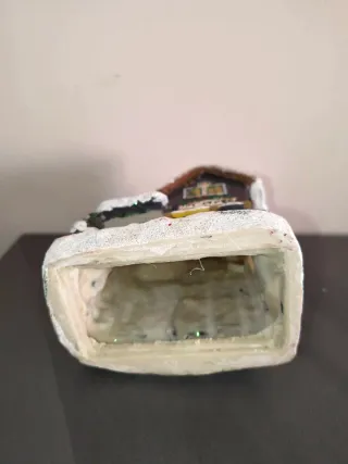 Casette in resina decorata con tetto innevato