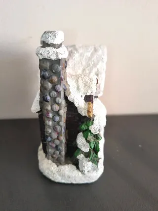 Casette in resina decorata con tetto innevato