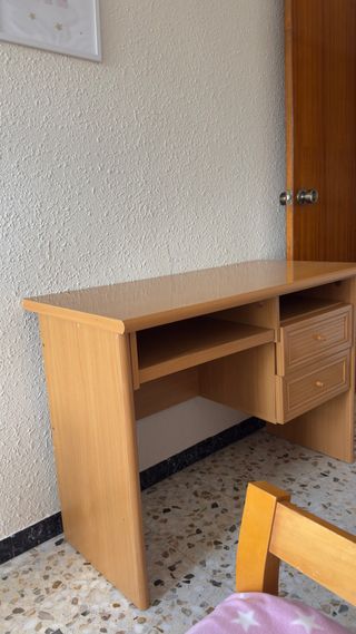 Scrivania in legno con cassetti