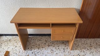 Scrivania in legno con cassetti