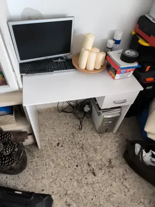 Escritorio blanco y plateado