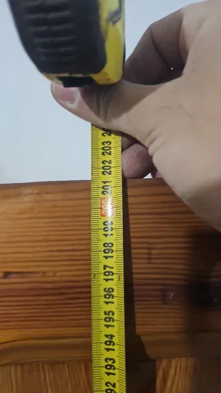 Puerta madera antigua con reja seguridad.