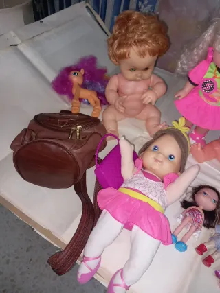 Lote Muñecas y Mochila Piel
